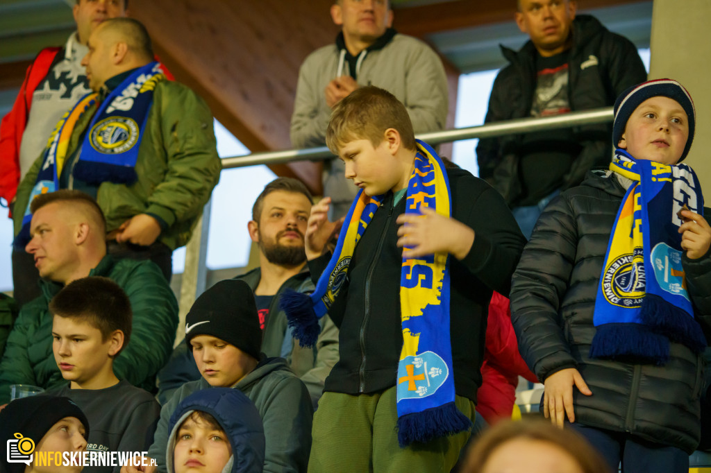 Wypełnione trybuny na stadionie przy Pomologicznej. Unia przoduje w derbach z Pelikanem