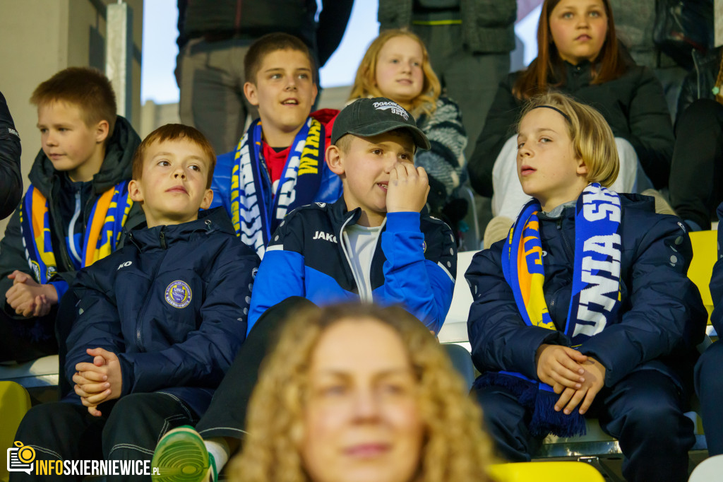 Wypełnione trybuny na stadionie przy Pomologicznej. Unia przoduje w derbach z Pelikanem