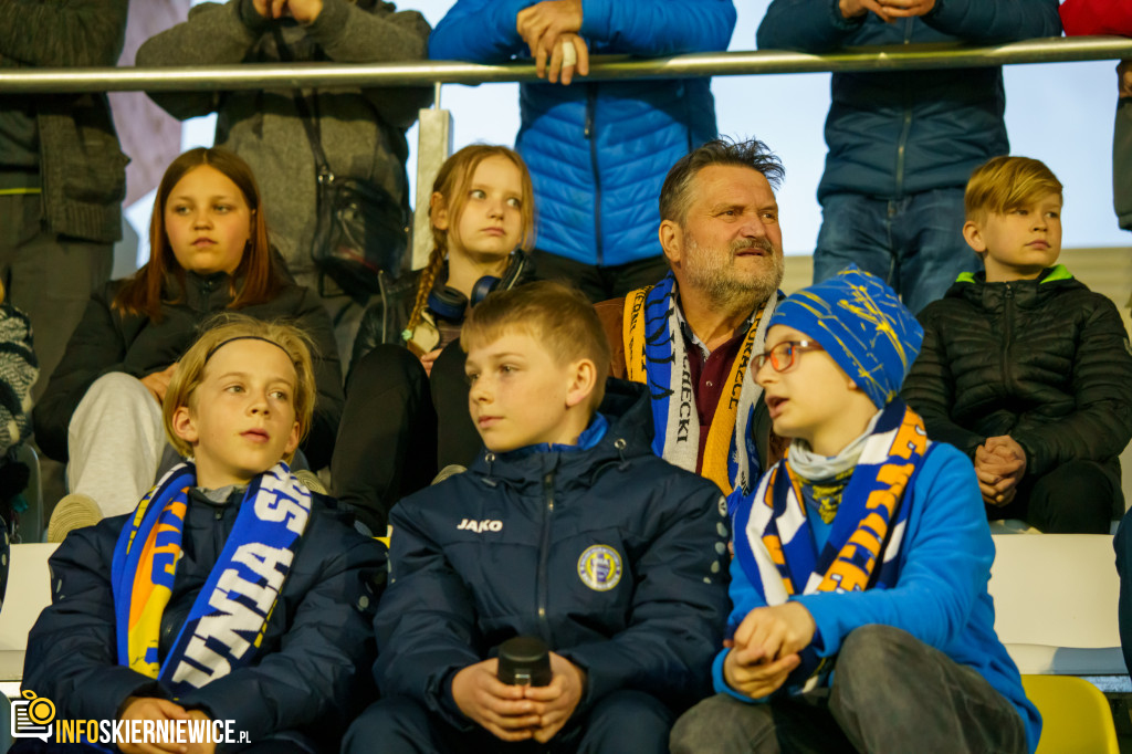 Wypełnione trybuny na stadionie przy Pomologicznej. Unia przoduje w derbach z Pelikanem