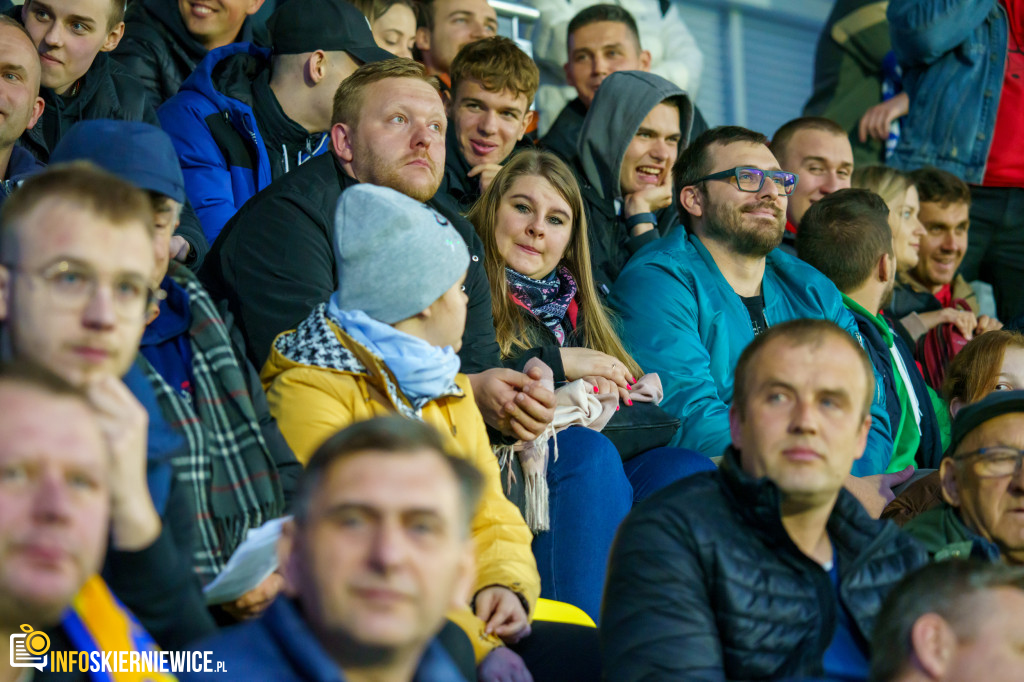 Wypełnione trybuny na stadionie przy Pomologicznej. Unia przoduje w derbach z Pelikanem