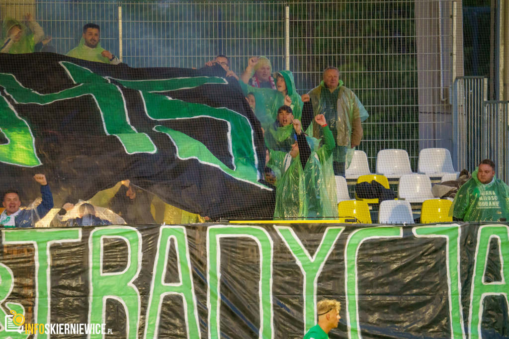 Wypełnione trybuny na stadionie przy Pomologicznej. Unia przoduje w derbach z Pelikanem