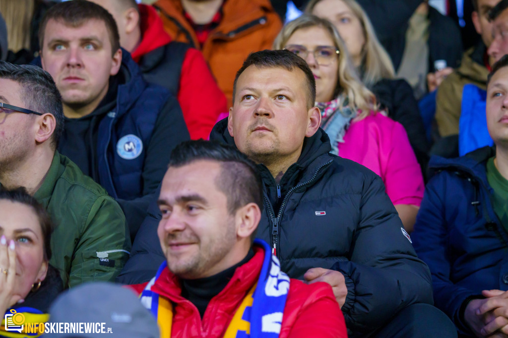 Wypełnione trybuny na stadionie przy Pomologicznej. Unia przoduje w derbach z Pelikanem