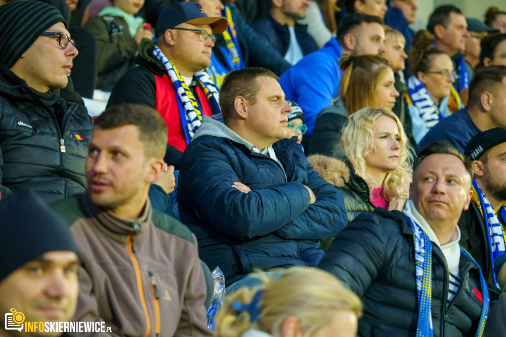 Wypełnione trybuny na stadionie przy Pomologicznej. Unia przoduje w derbach z Pelikanem