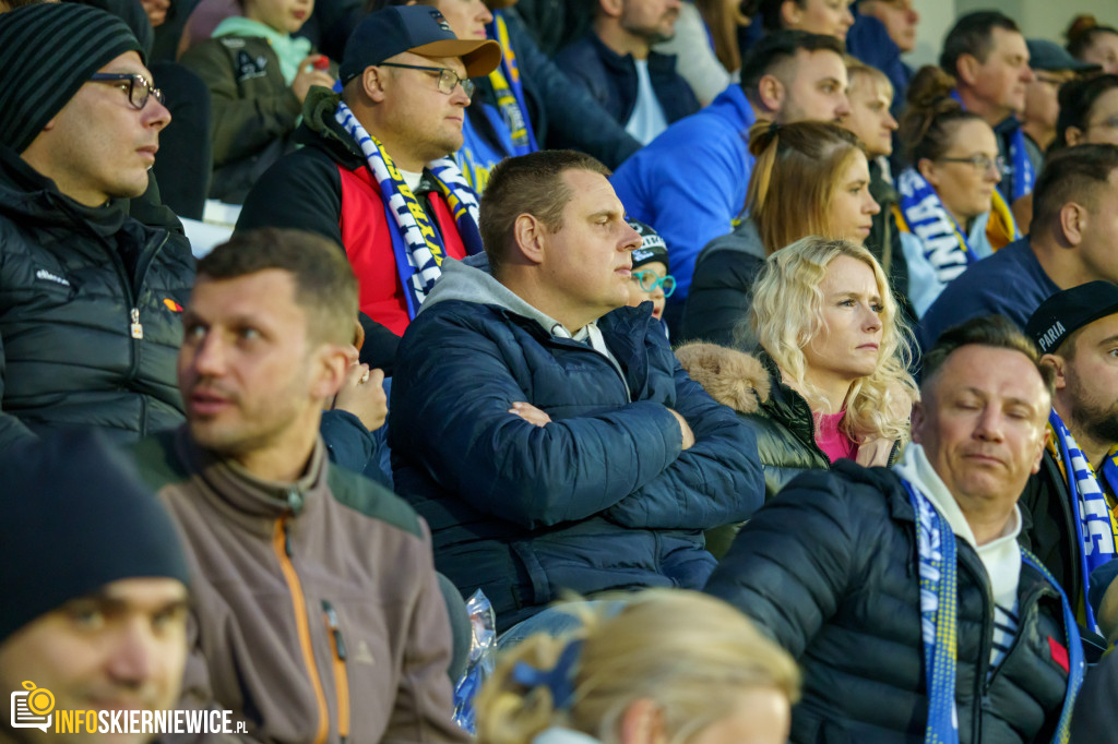 Wypełnione trybuny na stadionie przy Pomologicznej. Unia przoduje w derbach z Pelikanem