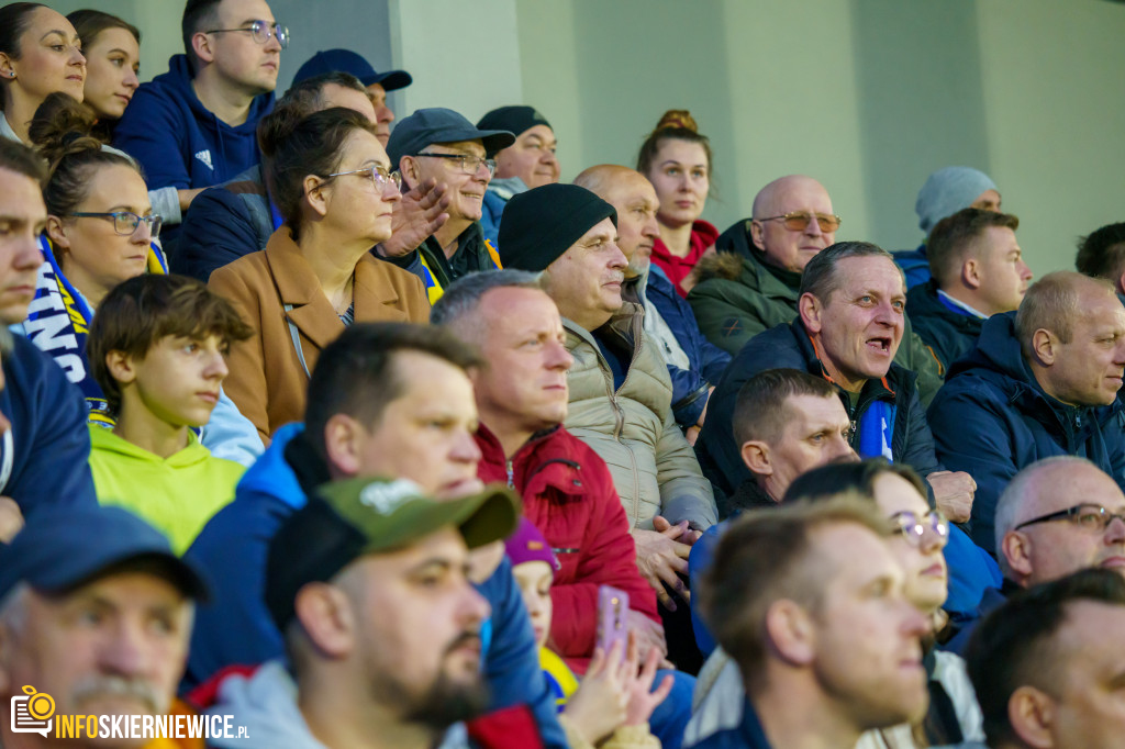 Wypełnione trybuny na stadionie przy Pomologicznej. Unia przoduje w derbach z Pelikanem