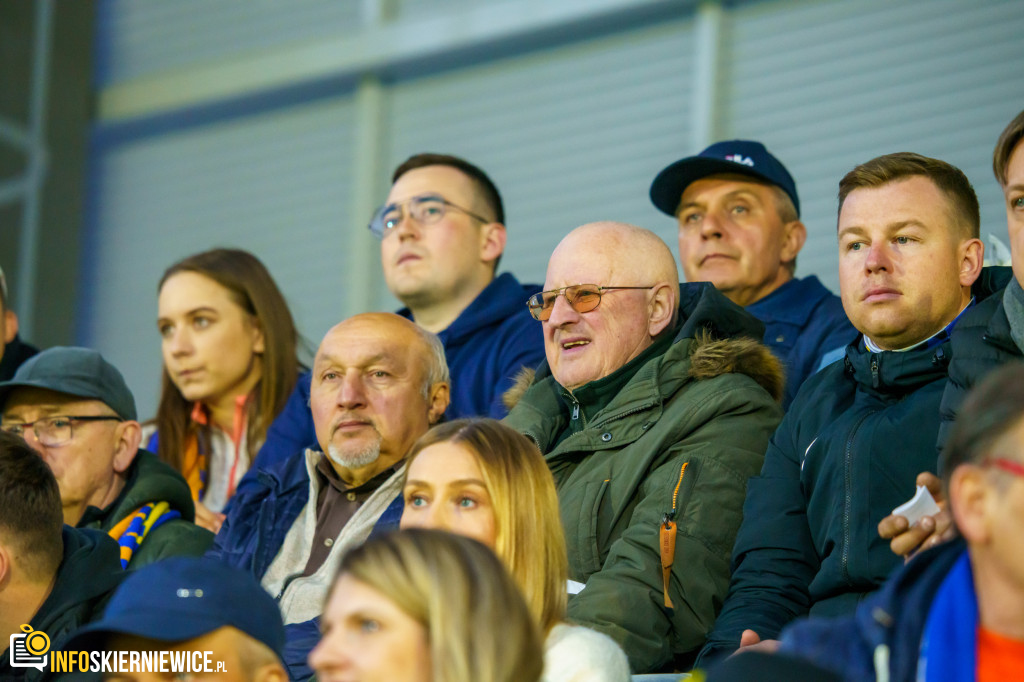 Wypełnione trybuny na stadionie przy Pomologicznej. Unia przoduje w derbach z Pelikanem