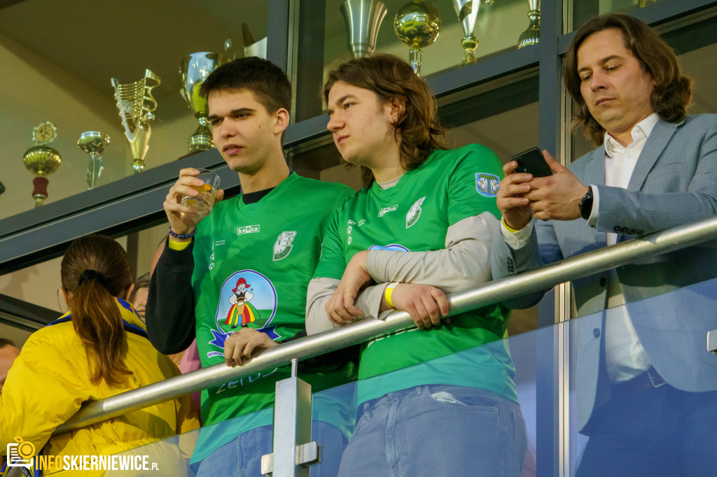 Wypełnione trybuny na stadionie przy Pomologicznej. Unia przoduje w derbach z Pelikanem