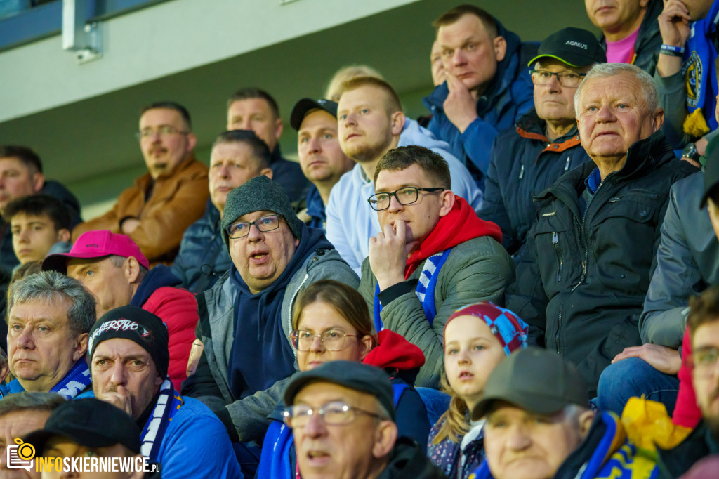 Wypełnione trybuny na stadionie przy Pomologicznej. Unia przoduje w derbach z Pelikanem