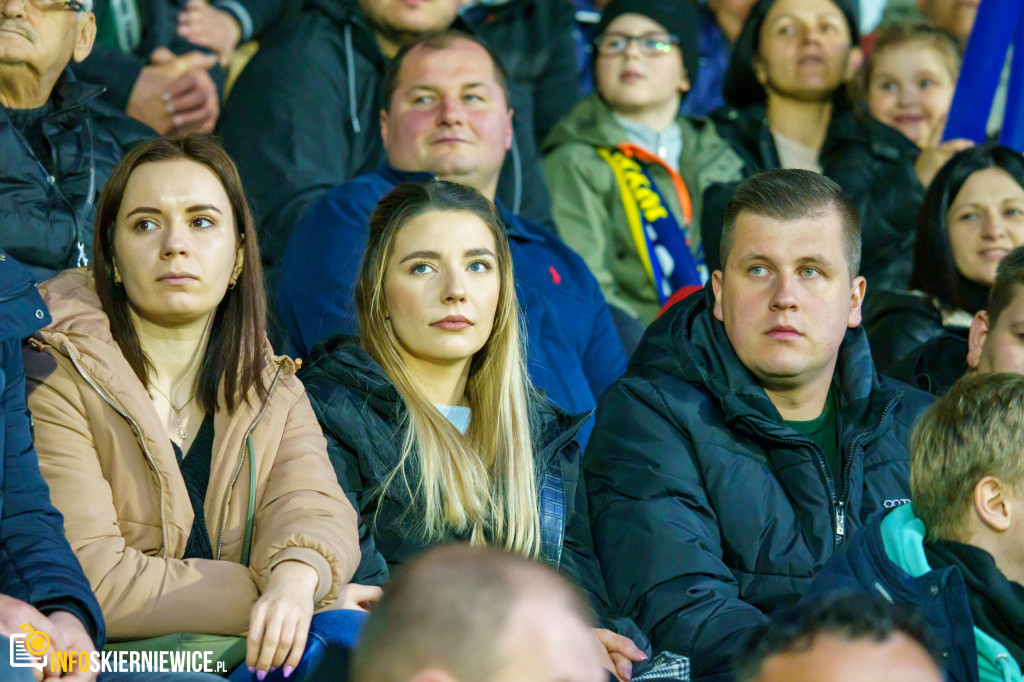 Wypełnione trybuny na stadionie przy Pomologicznej. Unia przoduje w derbach z Pelikanem