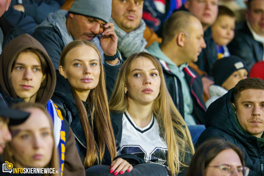 Wypełnione trybuny na stadionie przy Pomologicznej. Unia przoduje w derbach z Pelikanem