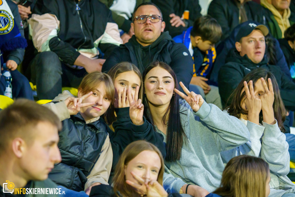 Wypełnione trybuny na stadionie przy Pomologicznej. Unia przoduje w derbach z Pelikanem