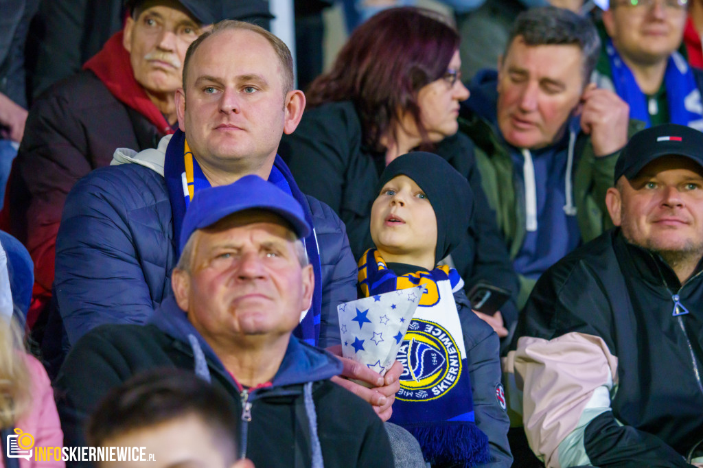 Wypełnione trybuny na stadionie przy Pomologicznej. Unia przoduje w derbach z Pelikanem