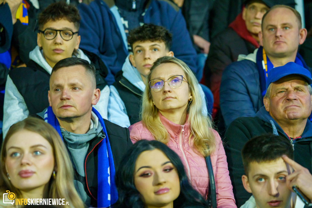 Wypełnione trybuny na stadionie przy Pomologicznej. Unia przoduje w derbach z Pelikanem