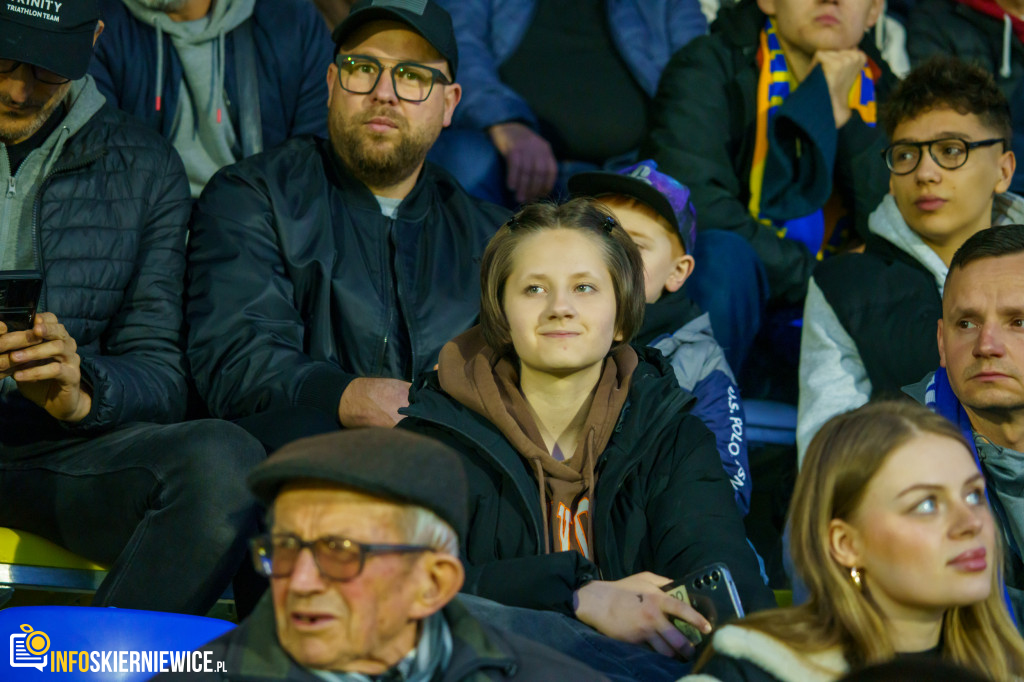 Wypełnione trybuny na stadionie przy Pomologicznej. Unia przoduje w derbach z Pelikanem