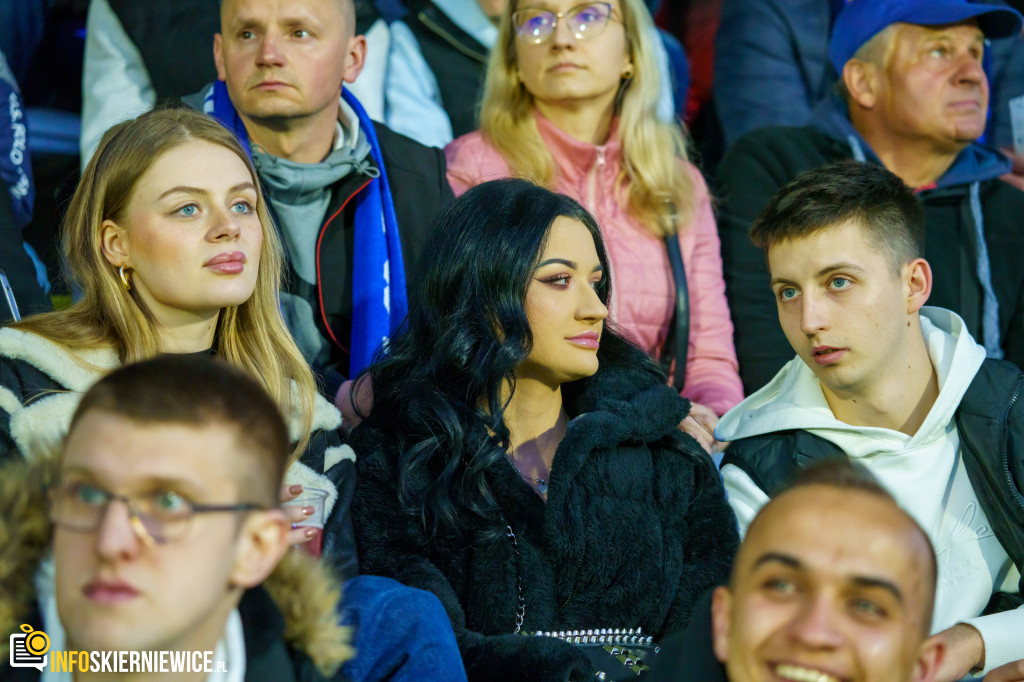 Wypełnione trybuny na stadionie przy Pomologicznej. Unia przoduje w derbach z Pelikanem