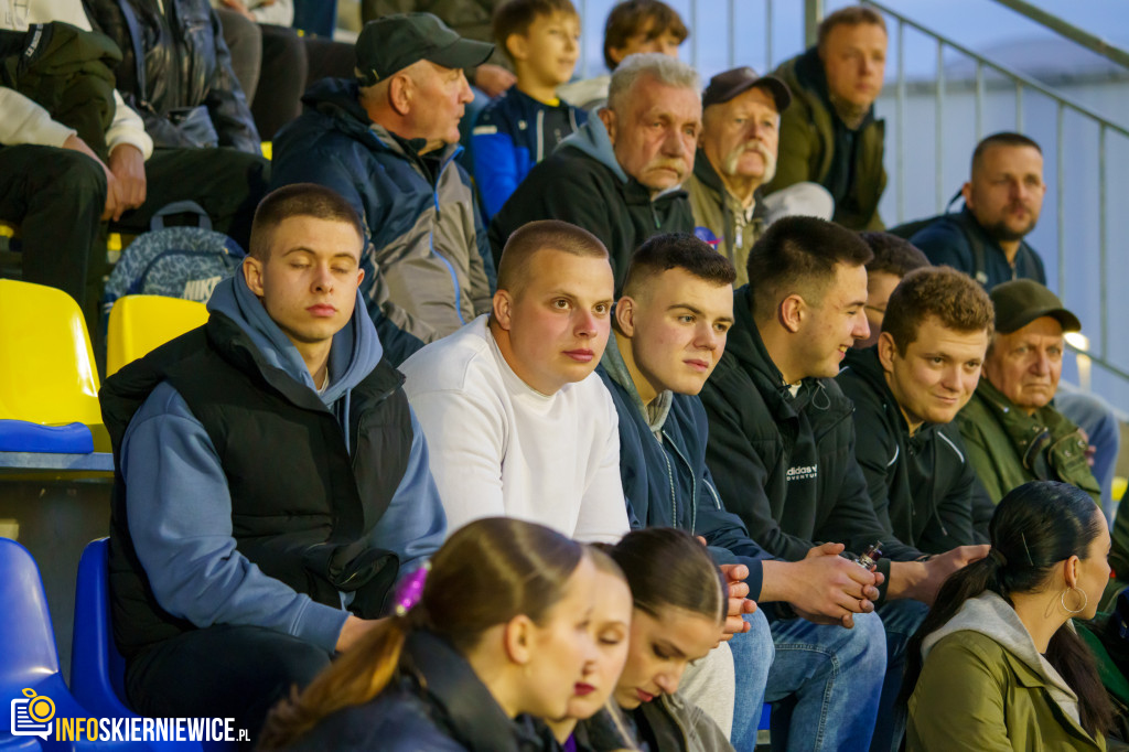 Wypełnione trybuny na stadionie przy Pomologicznej. Unia przoduje w derbach z Pelikanem