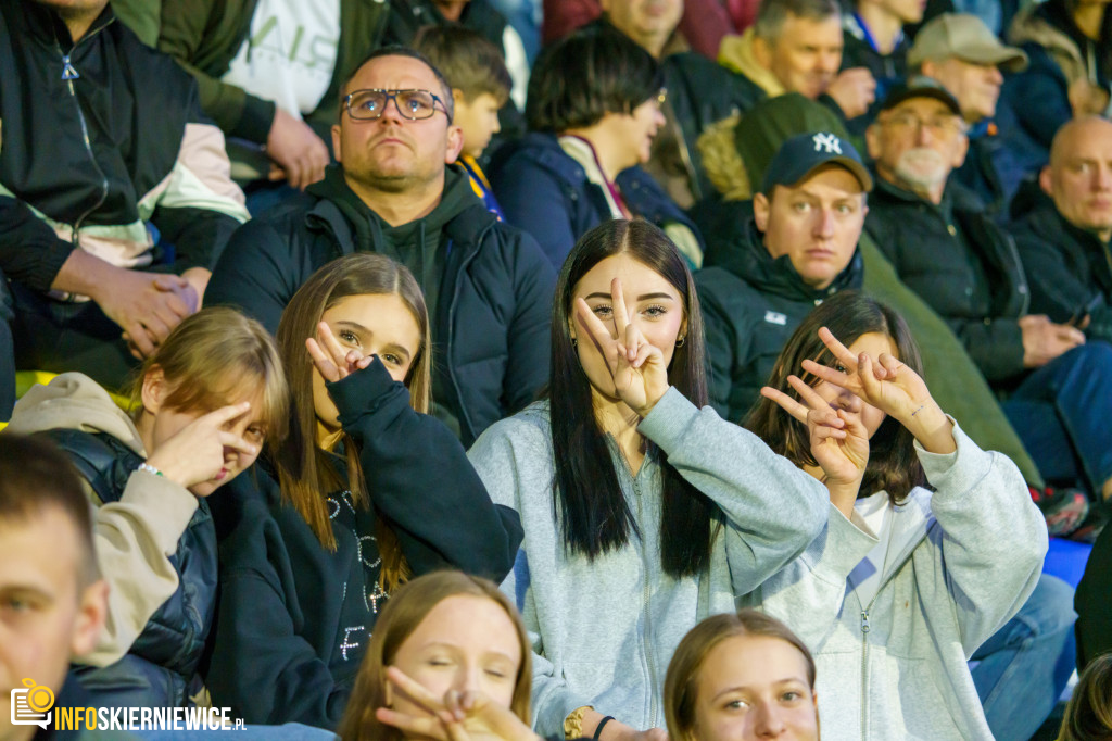 Wypełnione trybuny na stadionie przy Pomologicznej. Unia przoduje w derbach z Pelikanem