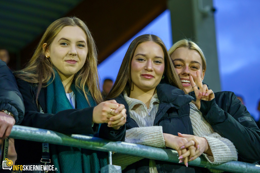 Wypełnione trybuny na stadionie przy Pomologicznej. Unia przoduje w derbach z Pelikanem