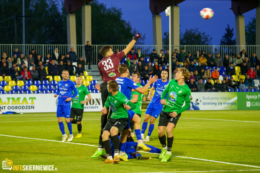 Wypełnione trybuny na stadionie przy Pomologicznej. Unia przoduje w derbach z Pelikanem