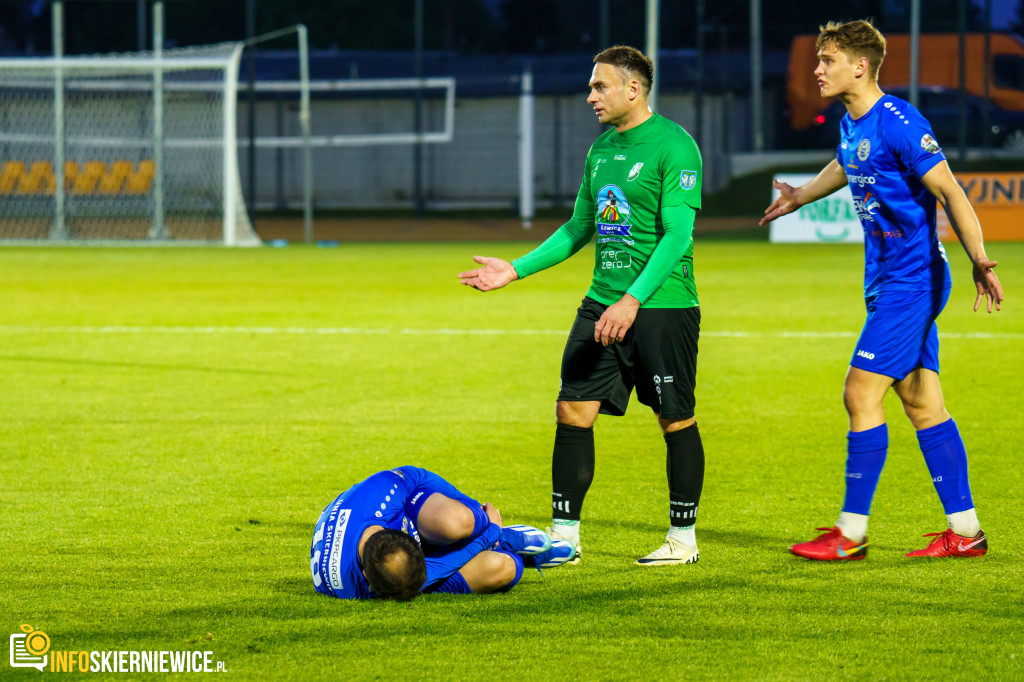 Wypełnione trybuny na stadionie przy Pomologicznej. Unia przoduje w derbach z Pelikanem