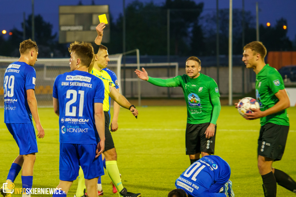 Wypełnione trybuny na stadionie przy Pomologicznej. Unia przoduje w derbach z Pelikanem