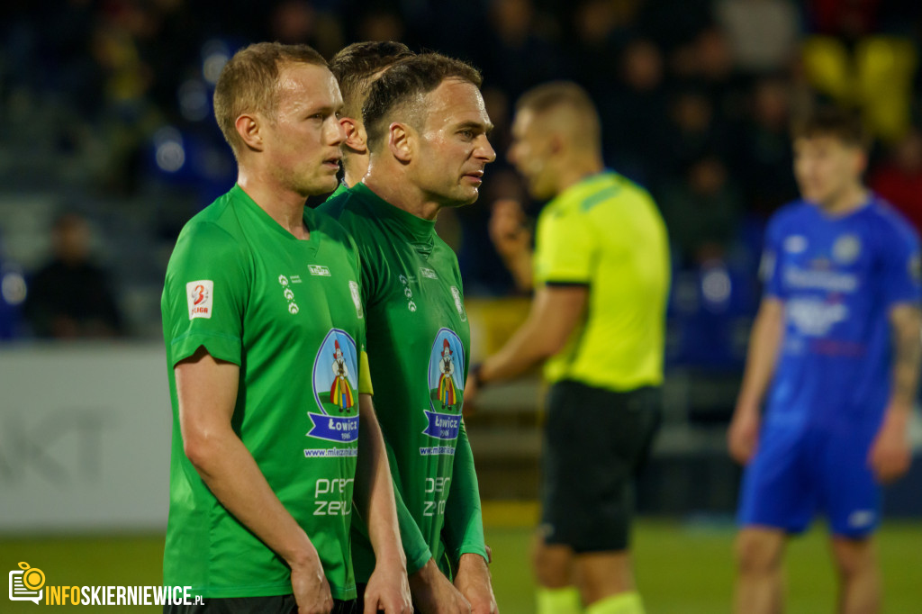 Wypełnione trybuny na stadionie przy Pomologicznej. Unia przoduje w derbach z Pelikanem