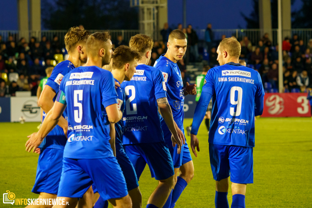 Wypełnione trybuny na stadionie przy Pomologicznej. Unia przoduje w derbach z Pelikanem