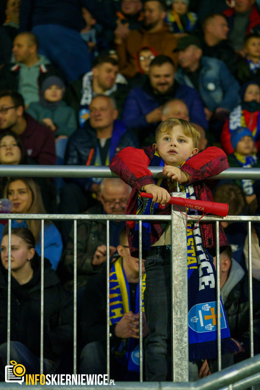 Wypełnione trybuny na stadionie przy Pomologicznej. Unia przoduje w derbach z Pelikanem