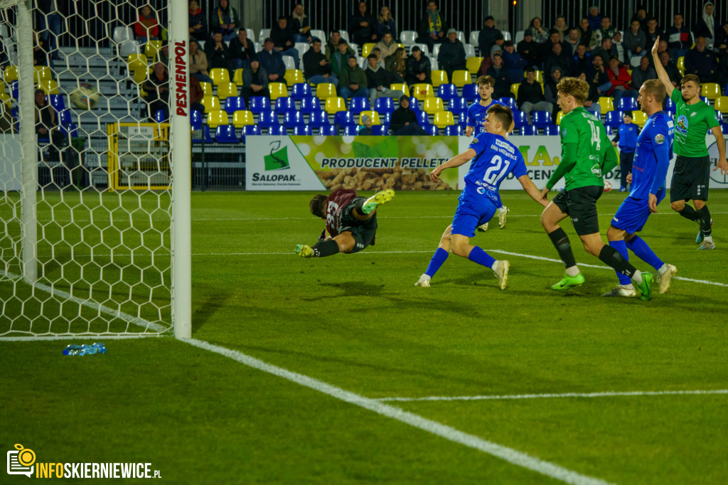 Wypełnione trybuny na stadionie przy Pomologicznej. Unia przoduje w derbach z Pelikanem