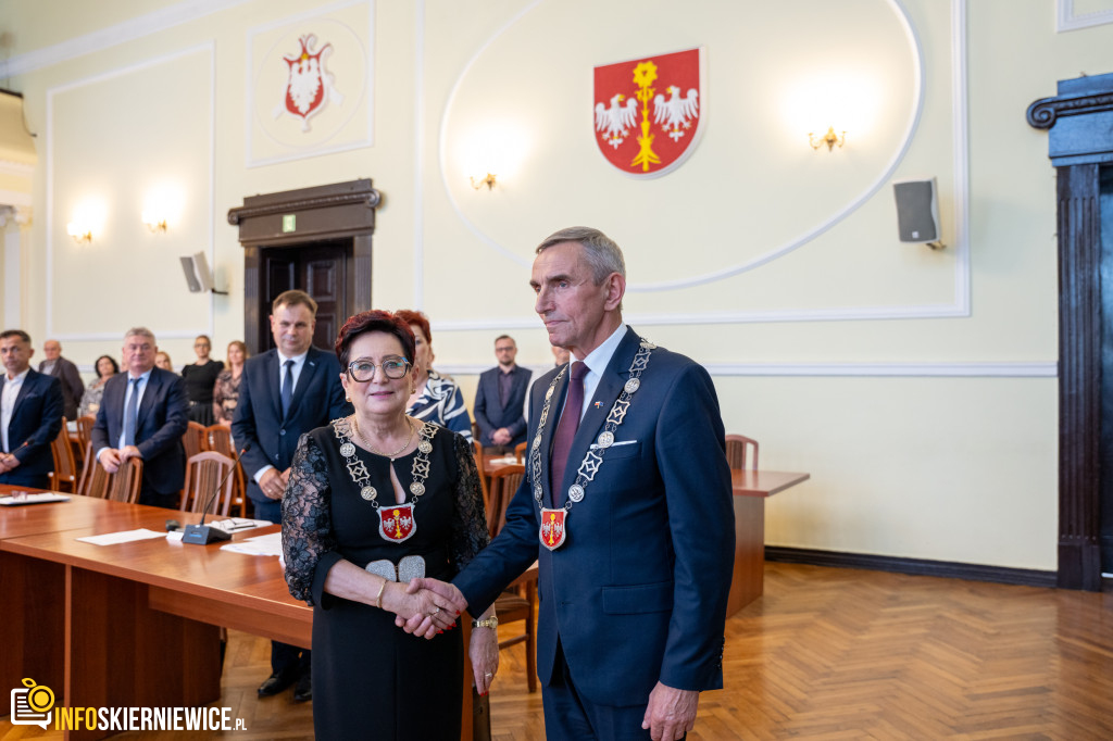 Stary-nowy starosta i zaprzysiężeni radni. Za nami I Sesja Rady Powiatu Skierniewickiego