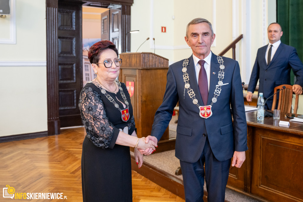 Stary-nowy starosta i zaprzysiężeni radni. Za nami I Sesja Rady Powiatu Skierniewickiego