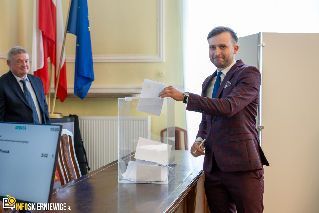 Stary-nowy starosta i zaprzysiężeni radni. Za nami I Sesja Rady Powiatu Skierniewickiego