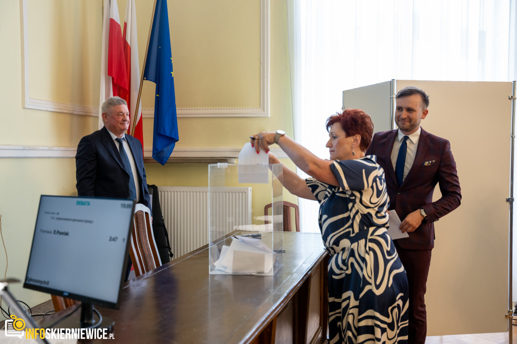 Stary-nowy starosta i zaprzysiężeni radni. Za nami I Sesja Rady Powiatu Skierniewickiego