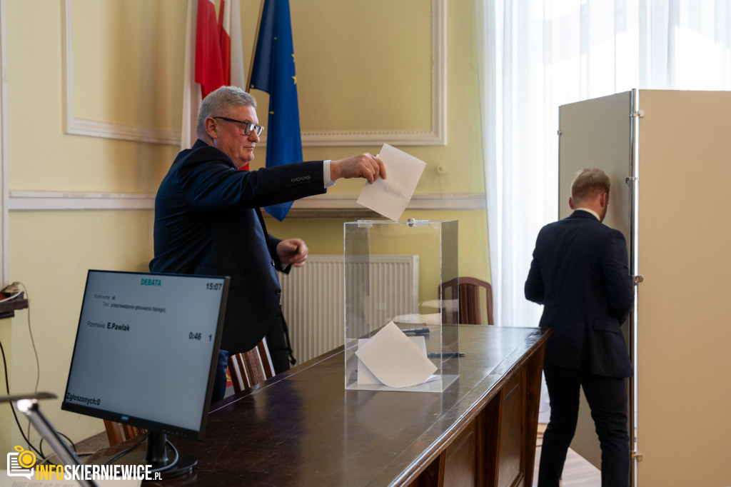 Stary-nowy starosta i zaprzysiężeni radni. Za nami I Sesja Rady Powiatu Skierniewickiego