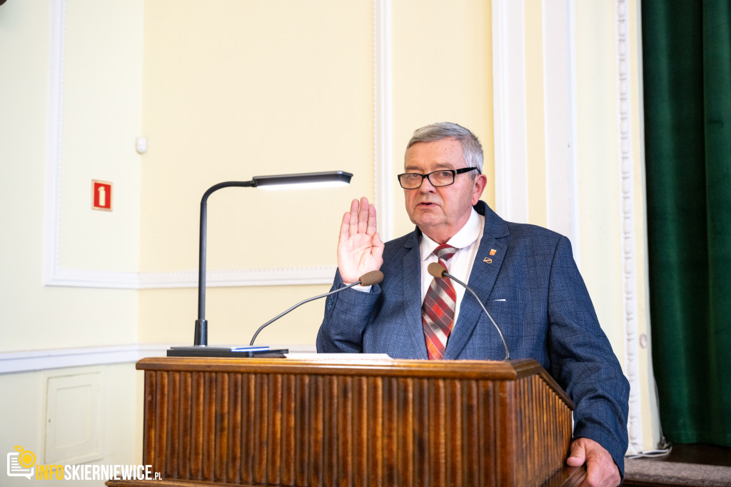 Stary-nowy starosta i zaprzysiężeni radni. Za nami I Sesja Rady Powiatu Skierniewickiego