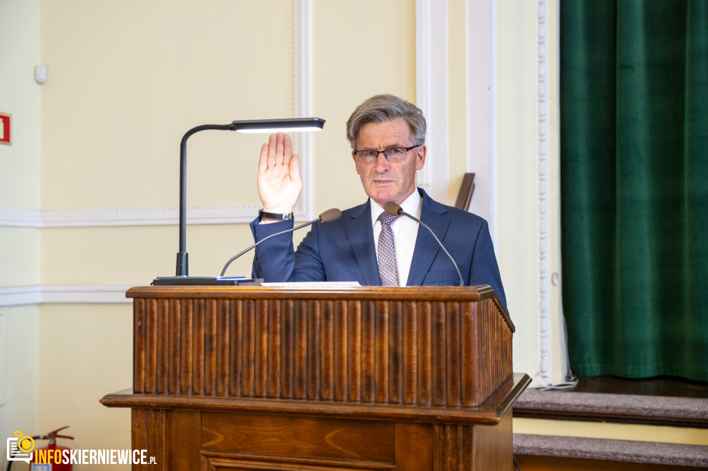 Stary-nowy starosta i zaprzysiężeni radni. Za nami I Sesja Rady Powiatu Skierniewickiego