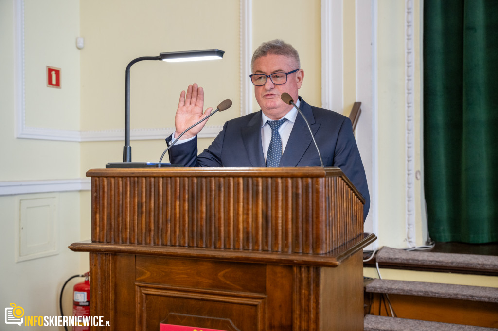 Stary-nowy starosta i zaprzysiężeni radni. Za nami I Sesja Rady Powiatu Skierniewickiego