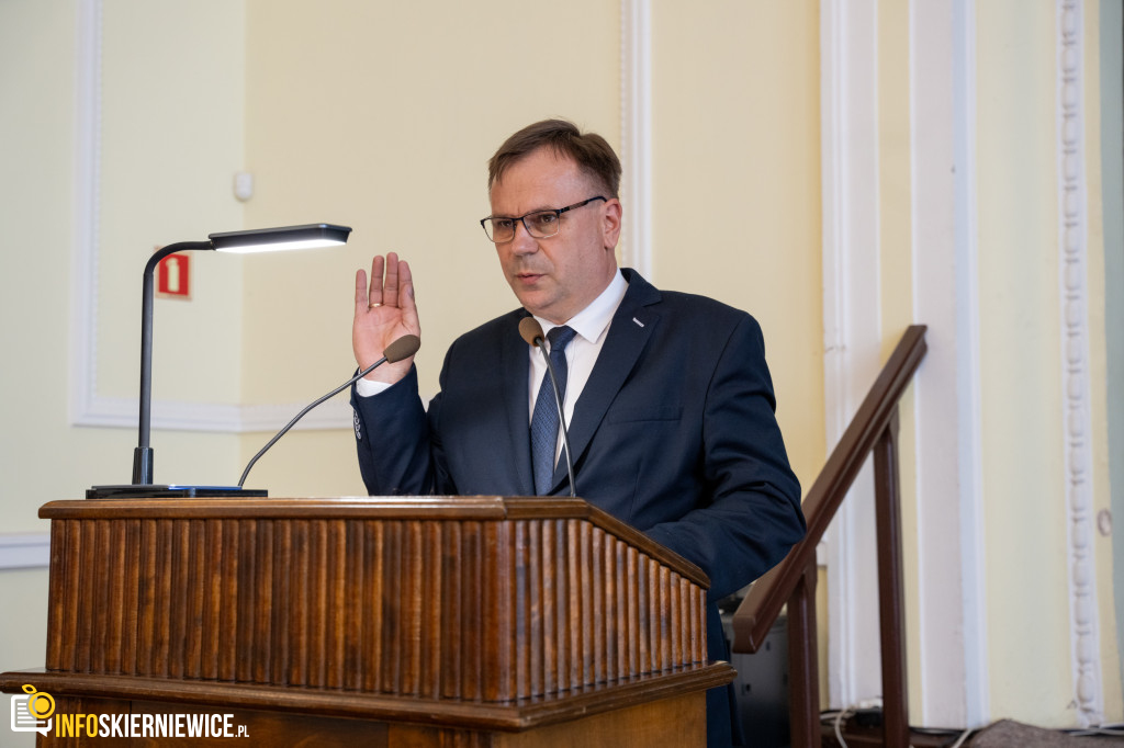 Stary-nowy starosta i zaprzysiężeni radni. Za nami I Sesja Rady Powiatu Skierniewickiego