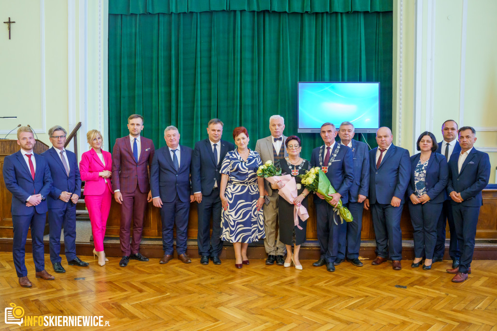 Stary-nowy starosta i zaprzysiężeni radni. Za nami I Sesja Rady Powiatu Skierniewickiego