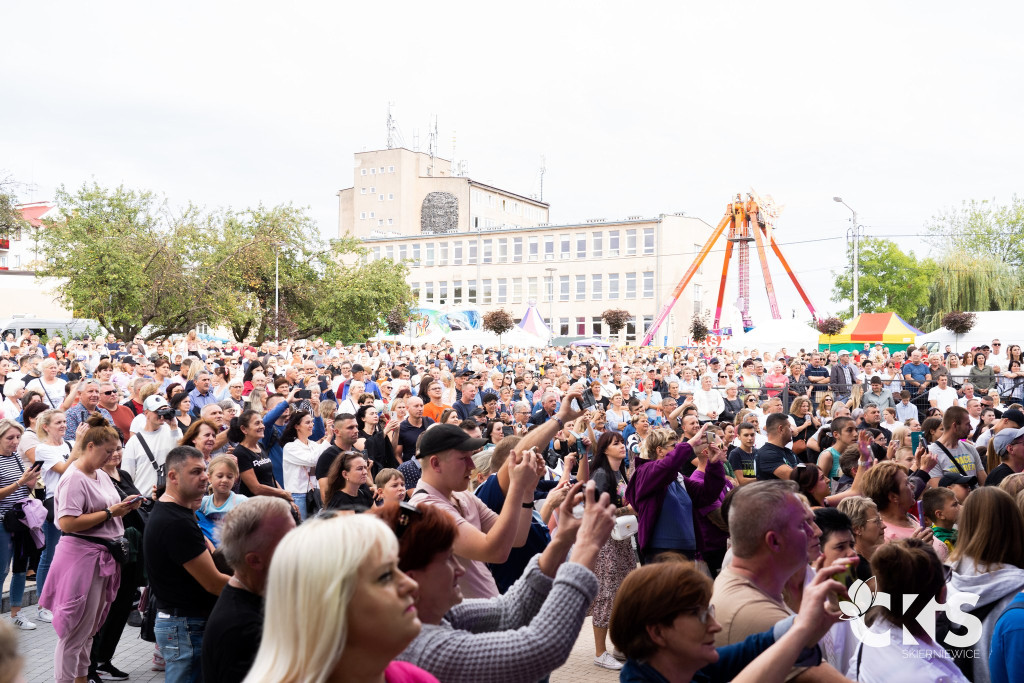 Poparazzi, Piękni i Młodzi oraz After Party Rozgrzali Scenę Skierniewickiego Święta Kwiatów