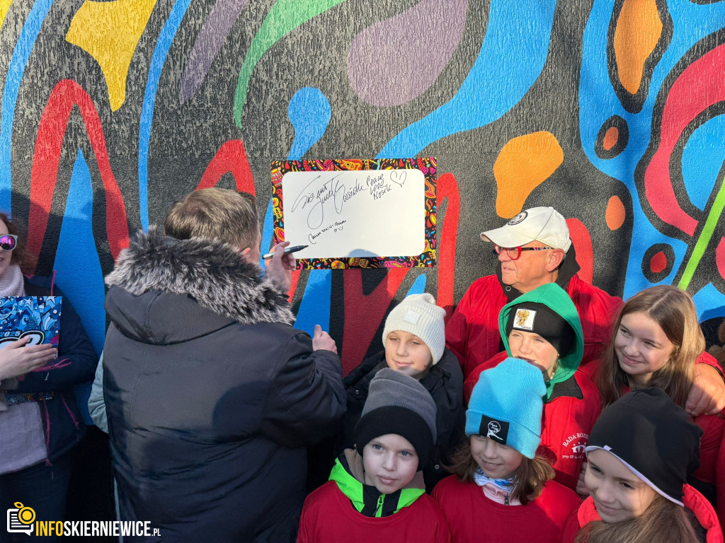 Jurek Owsiak odsłonił mural WOŚP w Skierniewicach