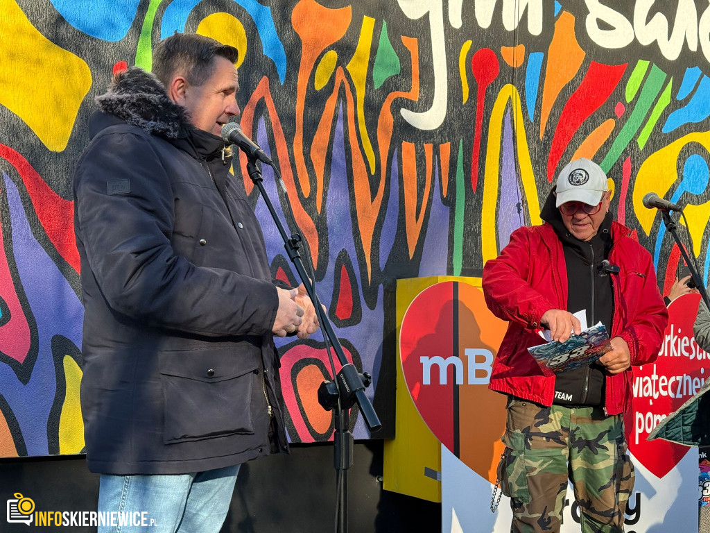 Jurek Owsiak odsłonił mural WOŚP w Skierniewicach