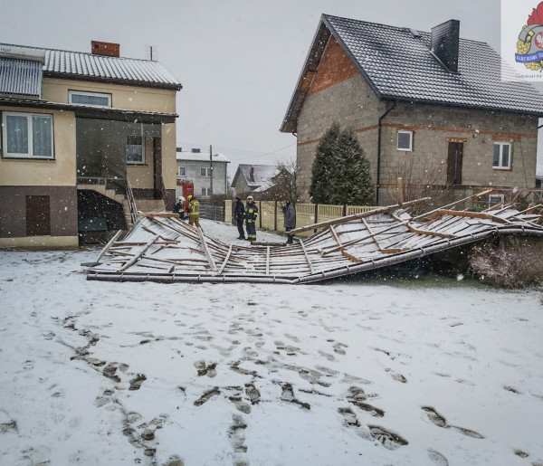 Zerwane dachy i powalone drzewa. Strażacy usuwają skutki burzy śnieżnej [ZDJĘCIA]-67360
