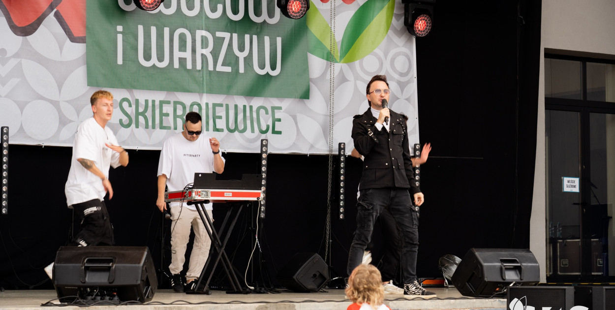 fot. Centrum Kultury i Sztuki w Skierniewicach - Poparazzi, Piękni i Młodzi oraz After Party wystąpili podczas Skierniewickiego Święta Kwiatów, rozgrzewając publiczność swoimi największymi hitami.