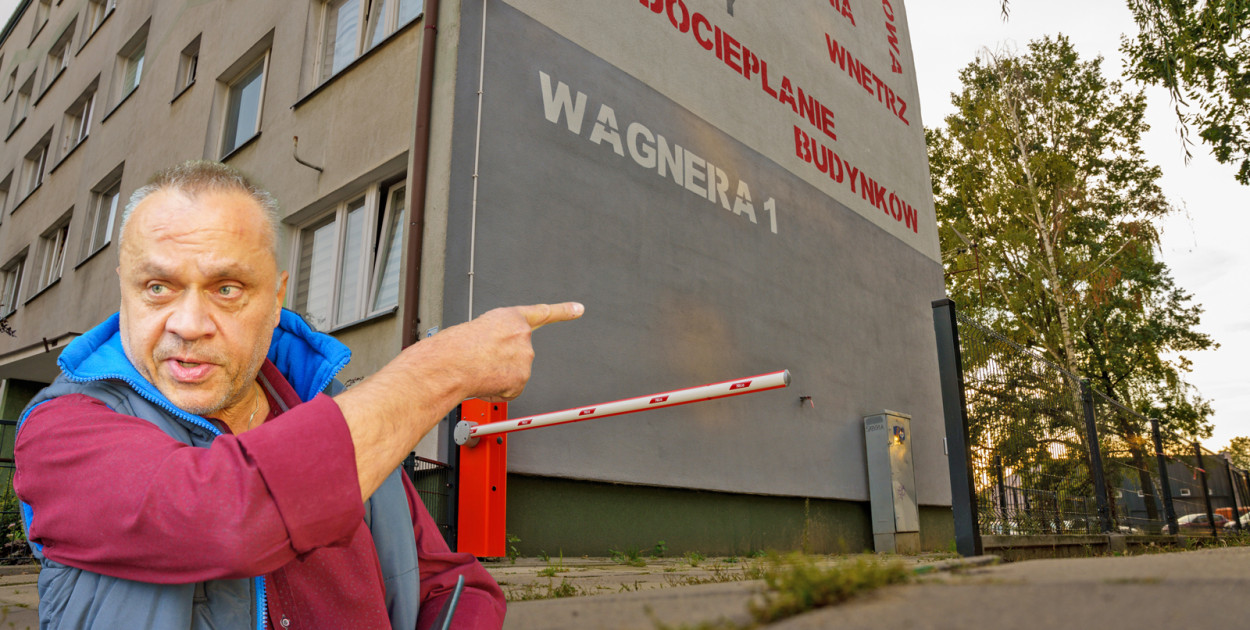 Fot. infoskierniewice.pl / Adam Sobieszek | Mieszkaniec Skierniewic wskazuje na zamontowany szlaban, który blokuje dostęp do miejskiego parkingu przy ul. Wagnera 1, co wywołało falę niezadowolenia wśród lokatorów.