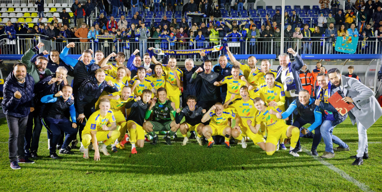 Fot. Tomasz Kowalczyk Fotografia | Zwycięski Unia Skierniewice świętuje awans do 1/16 finału Pucharu Polski po sensacyjnej wygranej z Motorem Lublin.