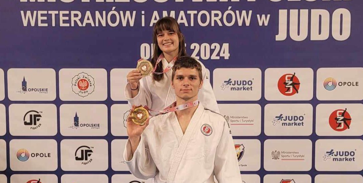 fot. MMKS ,,WOJOWNIK” Skierniewice | Złoci trenerzy Wojownika Skierniewice – Alicja Bielecka i Witold Kubisiak po triumfie na Mistrzostwach Polski w Judo