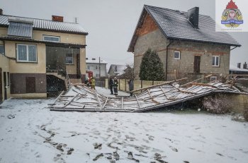 Zerwane dachy i powalone drzewa. Strażacy usuwają skutki burzy śnieżnej-922