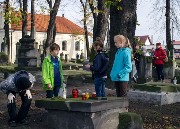 cmentarz sw. stanislawa w skierniewicach sprzatanie 0022