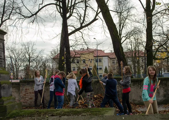 cmentarz sw. stanislawa w skierniewicach sprzatanie 0367